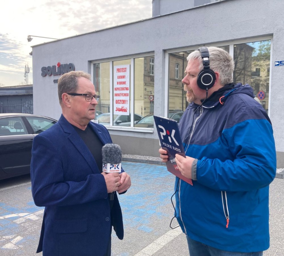 Michał Słobodzian (z prawej) rozmawiał z Jerzym Gawędą, przewodniczącym związku zawodowego NSZZ Solidarność przy IKS „Solino”/Fot. Krystian Makowski