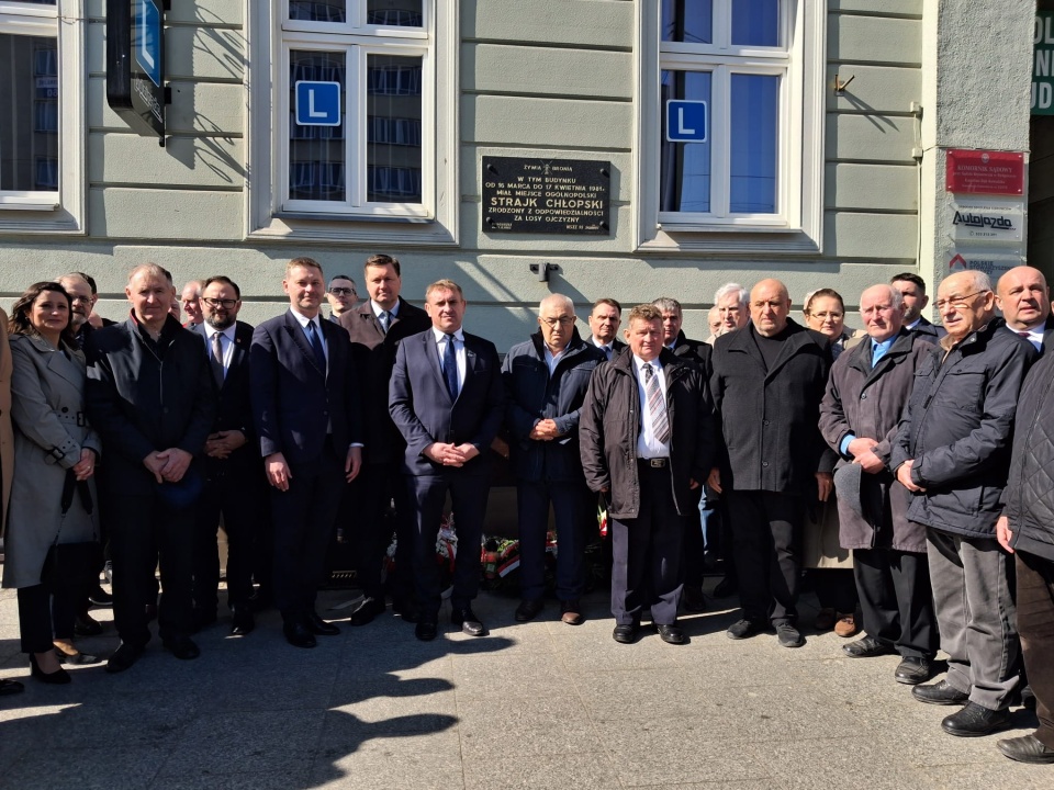 W piątek pod tablicą przy ul. Dworcowej 87 w Bydgoszczy odbyły się uroczystości upamiętniające wydarzenia z 1981 roku/fot. Agata Raczek