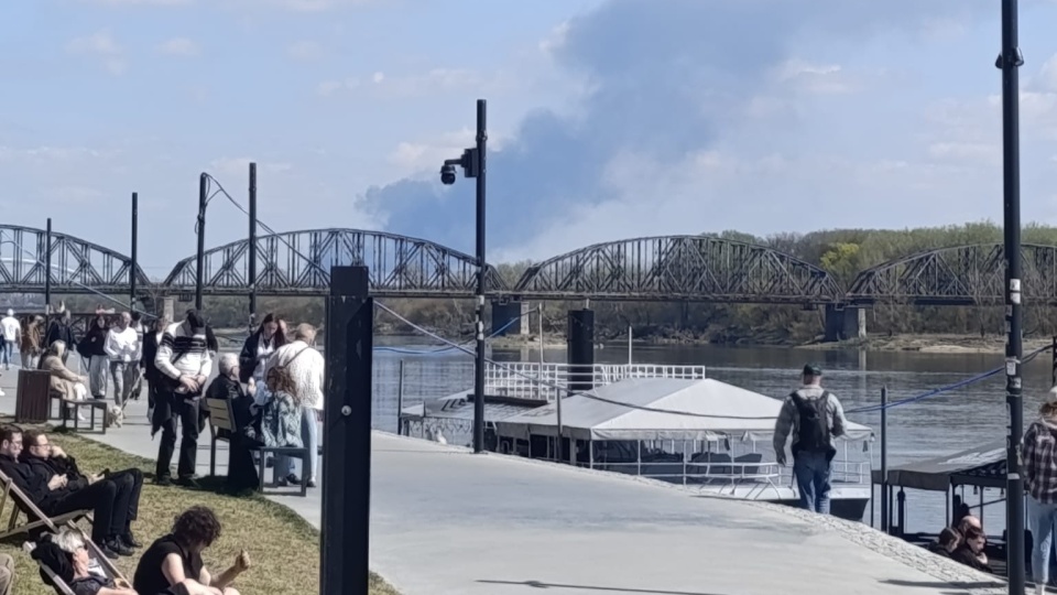 Pożar warsztatu w Łążynku. Dym widoczny nawet z Bulwarów Filadelfijskich w Toruniu/fot. nadesłane