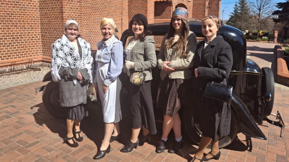 Aktorki na planie filmu pt. „Pięciu z Borów Tucholskich - Medalik”/fot. Marcin Doliński