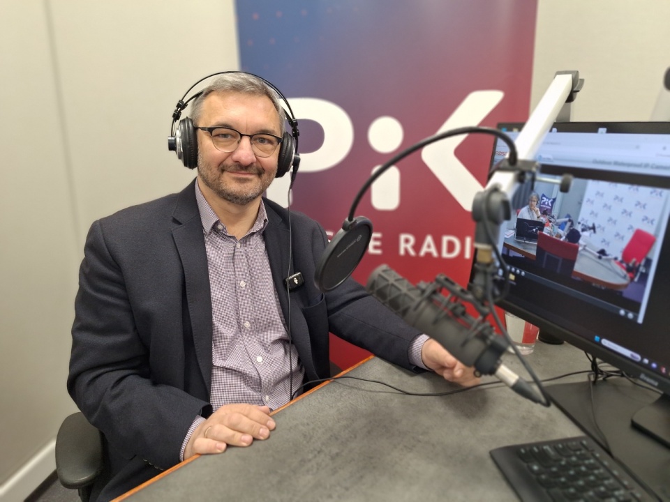 Prof. Jarosław Przeperski w studiu Polskiego Radia PiK w Toruniu/fot. Tomasz Bielicki