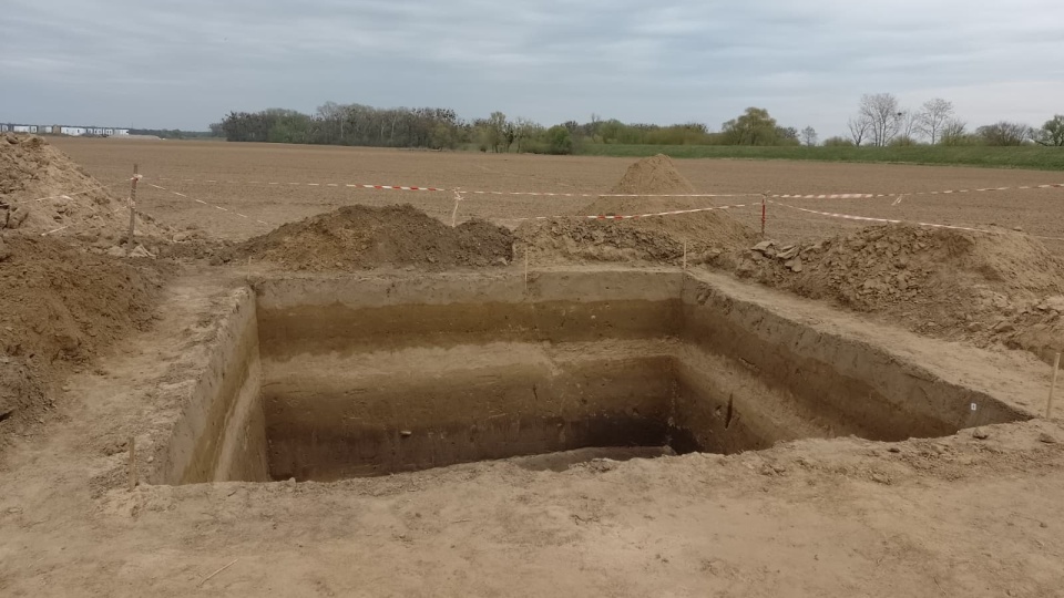 W trakcie badań archeologicznych natrafiono m.in. na pozostałości dwóch fos oraz fundamenty budynku, który mógł należeć do wójta lub pełnić funkcję administracyjną w średniowiecznym mieście/fot. Michał Zaręba