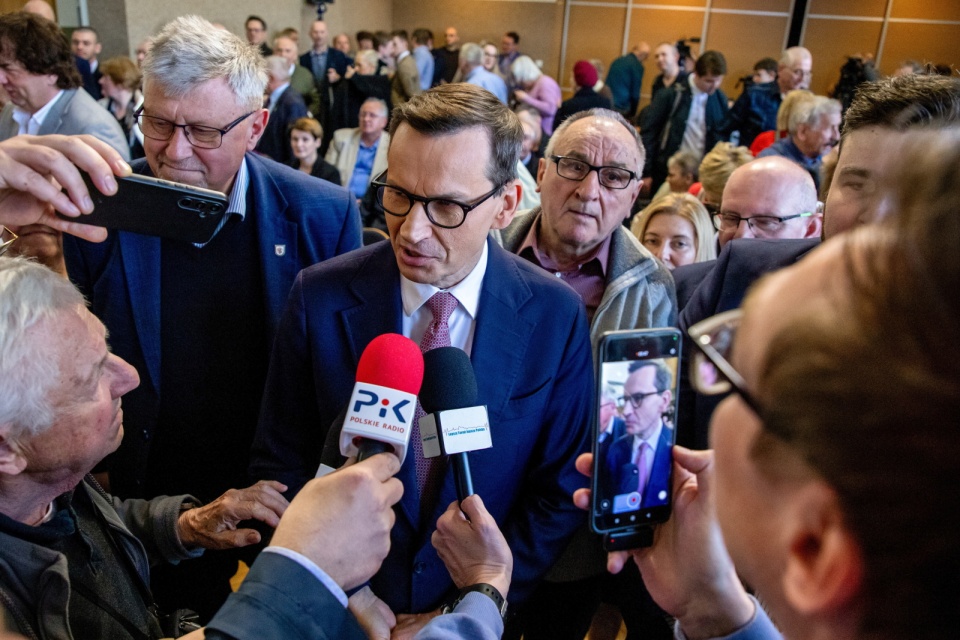 Wiceprezes PiS, prezes Stowarzyszenia „Rozwój Plus" Mateusz Morawiecki (C) podczas otwartego spotkania z mieszkańcami w gmachu Muzeum Etnograficznego w Toruniu. Spotkanie odbyło się w ramach cyklu konsultacji wojewódzkich ,,Polska Jednej Prędkości