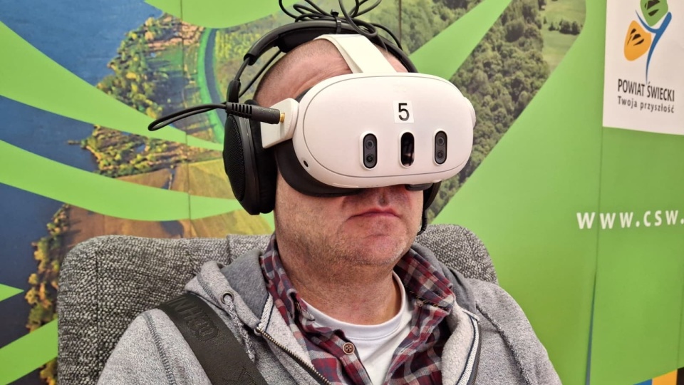 Reporter PR PiK Marcin Doliński poznaje historię polski w goglach VR