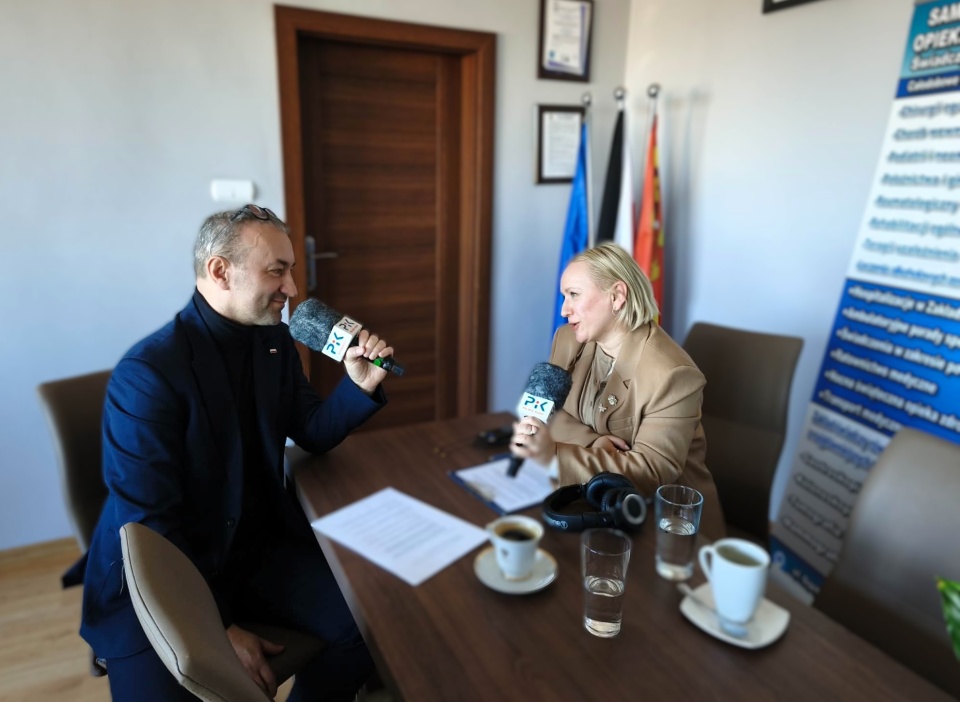 Jarosław Chmielewski, dyrektor szpitala w Radziejowie rozmawia z redaktor Agnieszką Marszał [PR PiK]/fot. nadesłane