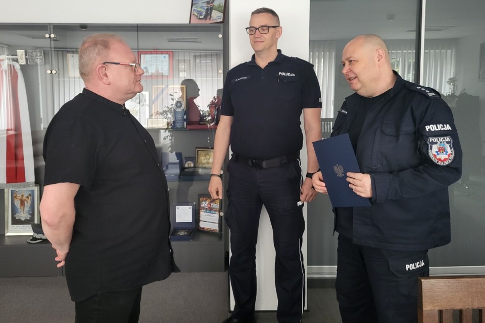 Pan Dariusz nagrodzony za odważną i wzorową postawę obywatelską/fot. KMP w Toruniu
