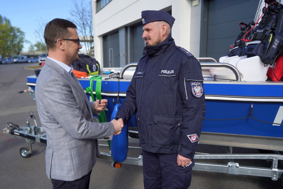 Nowy sprzęt dla regionalnej policji. Łodzie i dron trafiły do funkcjonariuszy [zdjęcia i wideo]