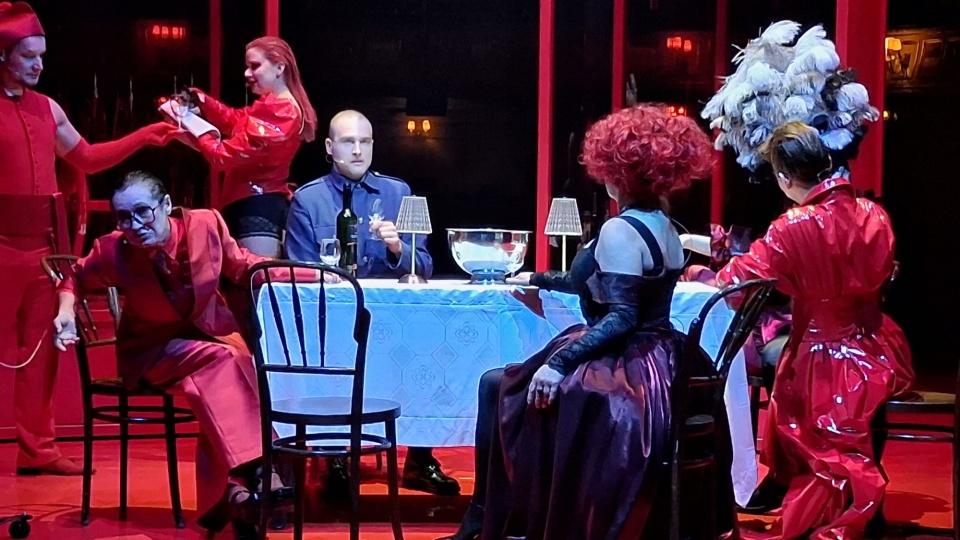 Młody człowiek szuka miejsca w rozpadającym się świecie. „Kandyd, czyli optymizm” w toruńskim Teatrze Horzycy