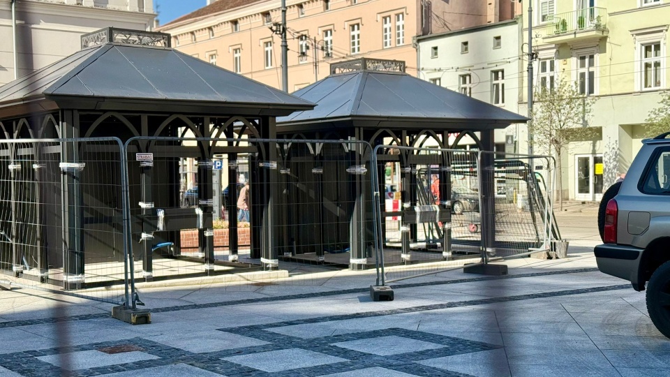 W nocy z czwartku na piątek na Plac Wolności przewieziono pierwsze pawilony kwiaciarni i rozpoczął się ich montaż na przygotowanych wcześniej fundamentach/fot. Izabela Langner
