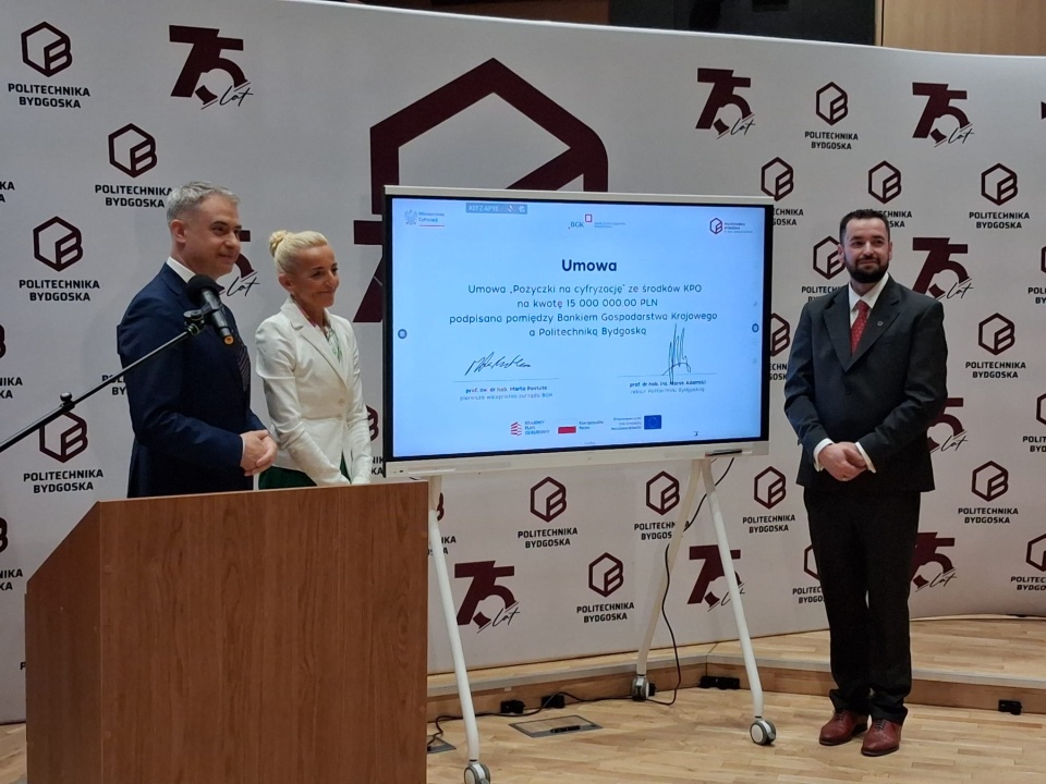 Na zdjęciu od lewej: wicepremier i minister cyfryzacji Krzysztof Gawkowski, prof. Marta Postuła, pierwsza wiceprezes Banku Gospodarstwa Krajowego, rektor PBŚ prof. Marek Adamski/fot. Agata Raczek