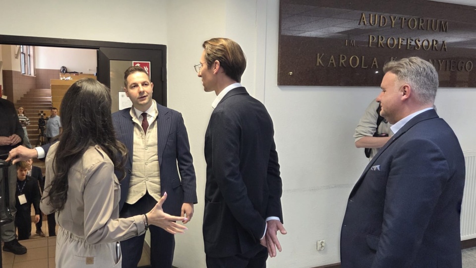 Patryk Jaki chciał nagrać przebieg spotkania ze studentami w budynku UMK. Uczelnia powiedziała „nie” i rozmawiał z nimi „pod chmurką”/fot. Mariusz Luda