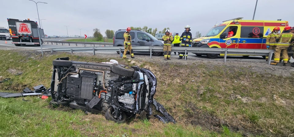 Auto wypadło z drogi w Latkowie. Poszkodowani to troje dzieci i kierowca /fot. KM PSP Inowrocław