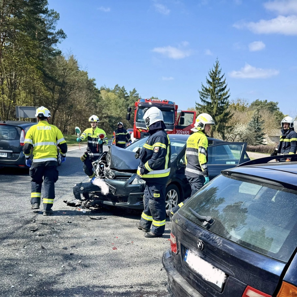 W sobotę około godz. 12:00, na 292. kilometrze drogi krajowej nr 10 doszło do zdarzenia drogowego, w którym zderzyły się dwa samochody osobowe/fot. OSP Solec Kujawski