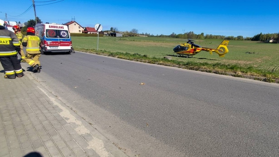 Mężczyzna doznał obrażeń i został zabrany przez śmigłowiec Lotniczego Pogotowia Ratunkowego do szpitala w Grudziądzu /fot. OSP Płużnica