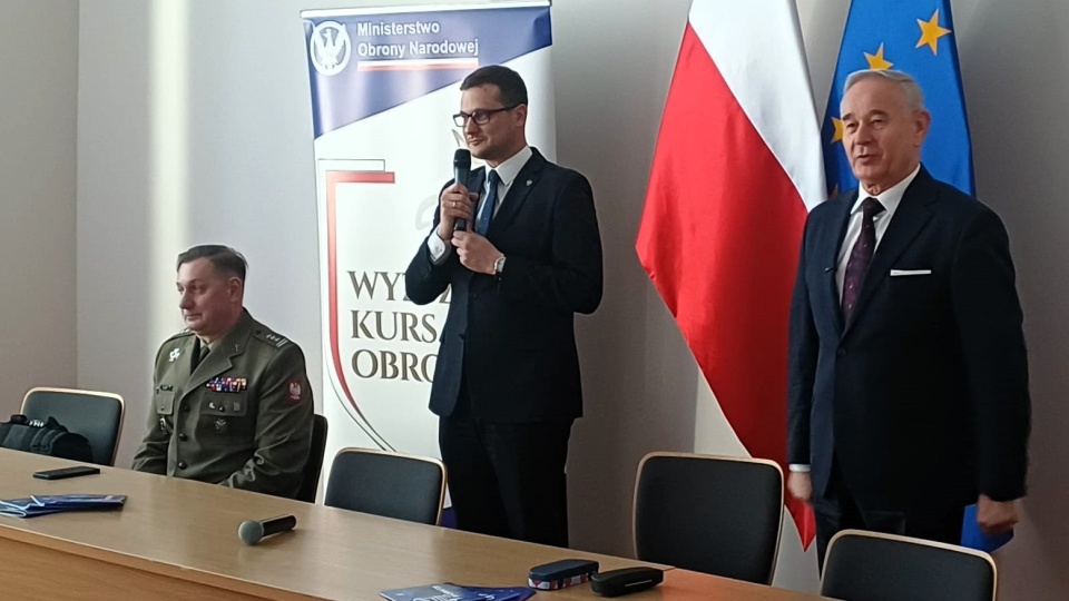 Od lewej: pułkownik prof. Leszek Elak, prorektor Akademii Sztuki Wojennej, wojewoda Michał Sztybel i dr Mieczysław Gocuł, generał w stanie spoczynku, rektor Akademii Sztuki Wojennej/fot. Katarzyna Bogucka