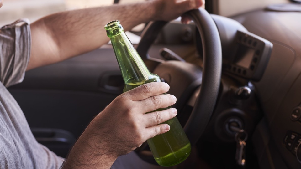 Pił alkohol za kierownicą, ale nigdzie nie jechał. Co zrobi włocławski sąd?/fot. Magnific/ilustracyjna