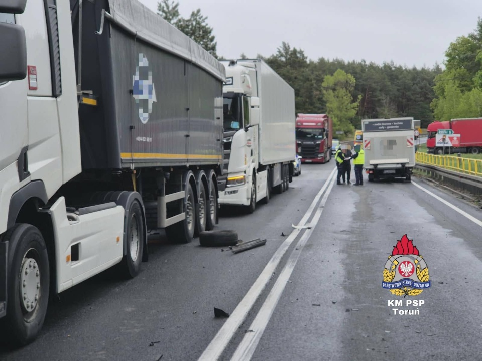 Zderzyły się dwie osobówki, ciężarówka i dostawczak / fot. KM PSP w Toruniu