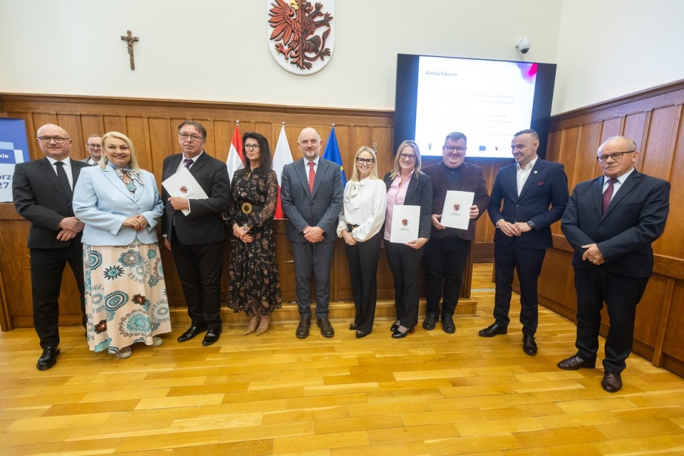 Wręczenie umów FEdKP/ Fot. Szymon Zdziebło/tarantoga.pl dla UMWKP
