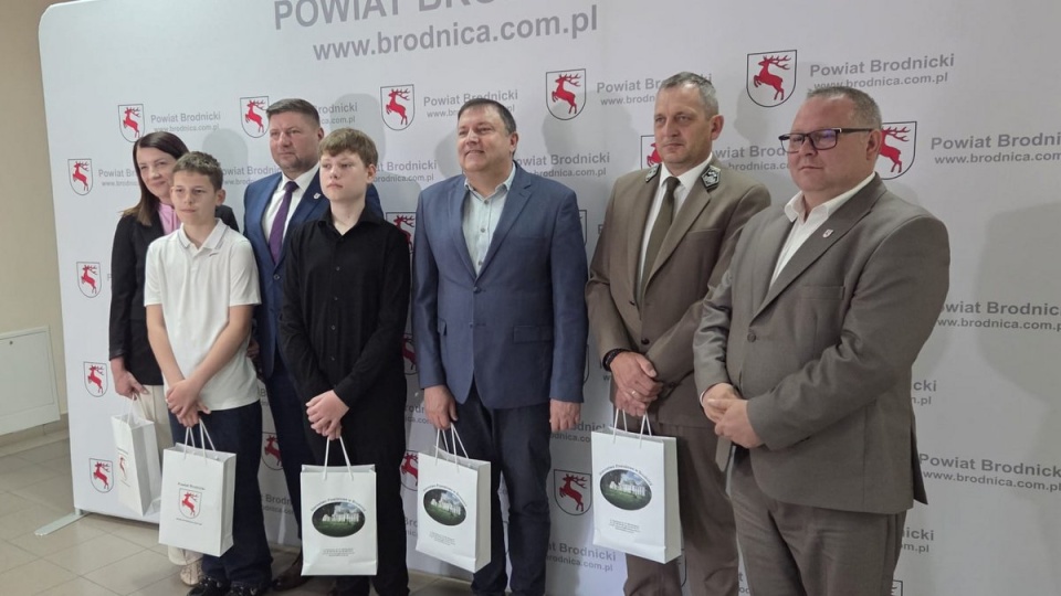 Nie zgłosił się właściciel pieniędzy, więc przekazane zostały chłopcom, którzy je znaleźli [wideo]