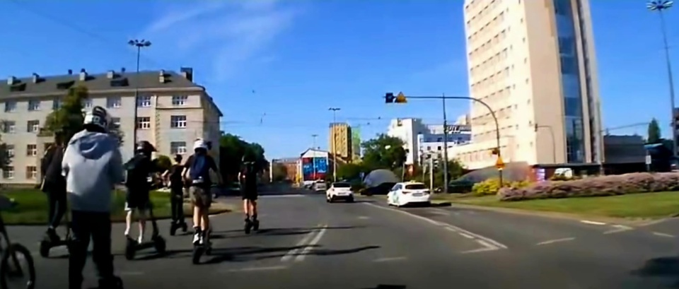 Film z brawurowej jazdy nastolatków opublikował na Facebooku jeden z kierowców/ zrzut ekranu, Facebook, film opublikowany przez użytkownika pn. Arczi Korbal