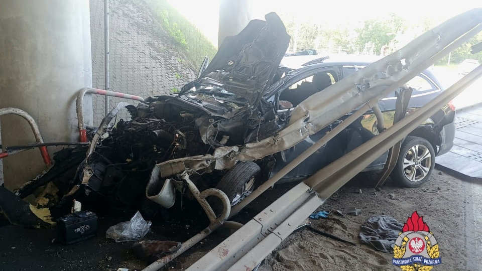 Nie żyje kierowca osobówki, który uderzył w barierki niedaleko Torunia/fot. KM PSP Toruń/Facebook
