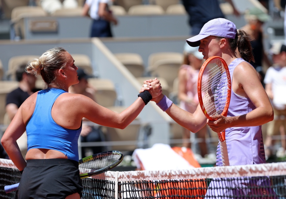 Iga Świątek wygrała z czeszką Sarą Bejlek w drugiej rundzie wielkoszlemowego French Open/PAP/EPA/CHRISTOPHE PETIT TESSON