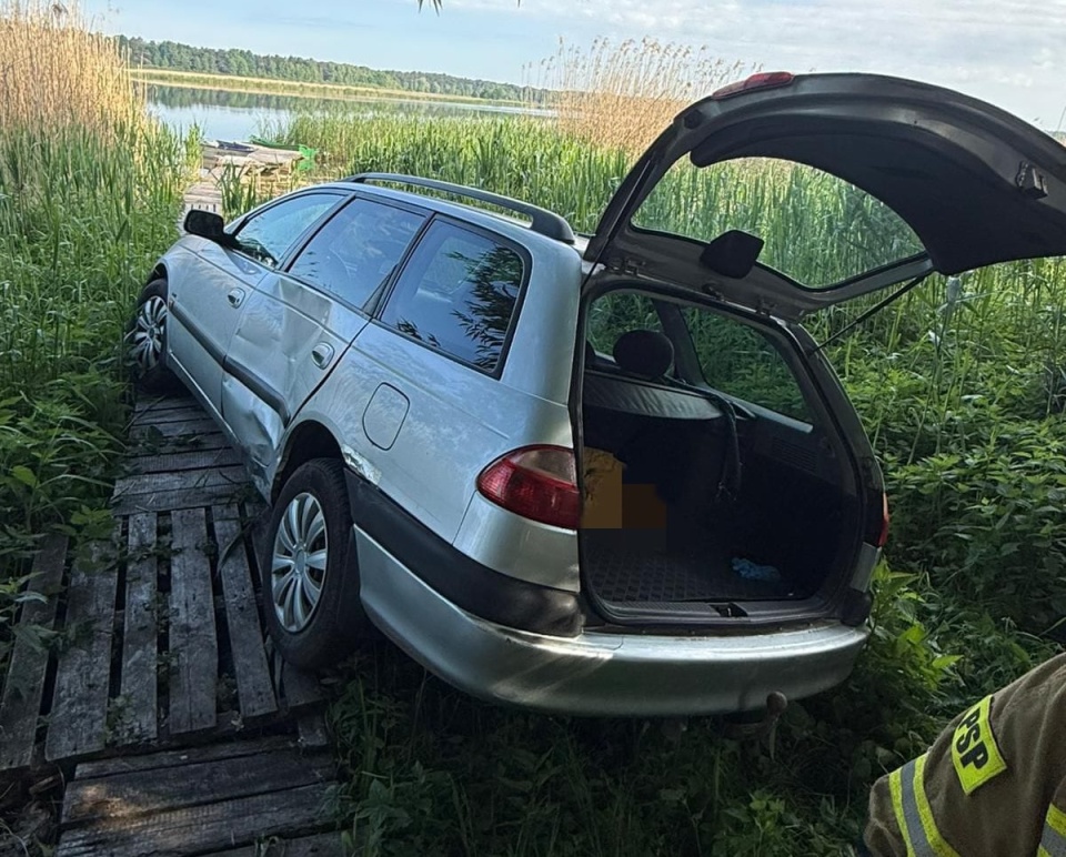 Samochód w jeziorze. Akcja służb w Prądocinie (powiat bydgoski)/fot. KM PSP Bydgoszcz