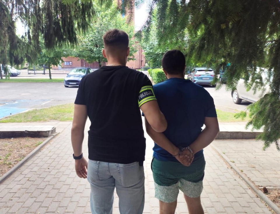 Trzy osoby usłyszały zarzuty w związku legalizacją pobytu cudzoziemców w Polsce. Dwie z nich prowadziły agencję, która przekazywała obcokrajowcom fałszywe legitymacje i zaświadczenia o studiach, umożliwiające pobyt oraz zatrudnienie w Polsce. Aresztowano dwie osoby, a jedna jest pod policyjnym dozorem/fot. KMP Bydgoszcz