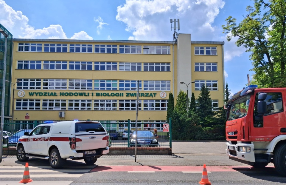 Straż pożarna i służby chemiczne działają w siedzibie Politechniki Bydgoskiej przy ul. Mazowieckiej w Bydgoszczy/fot. Agata Raczek