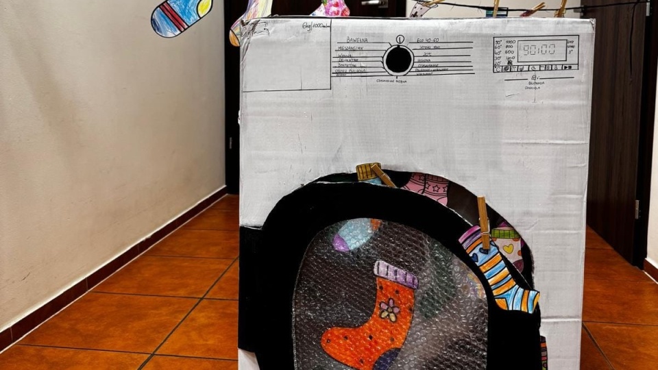 Przygotowali i pomalowali pralkę z papieru, a w zamian otrzymali niezwykłe prezenty/Nadesłane