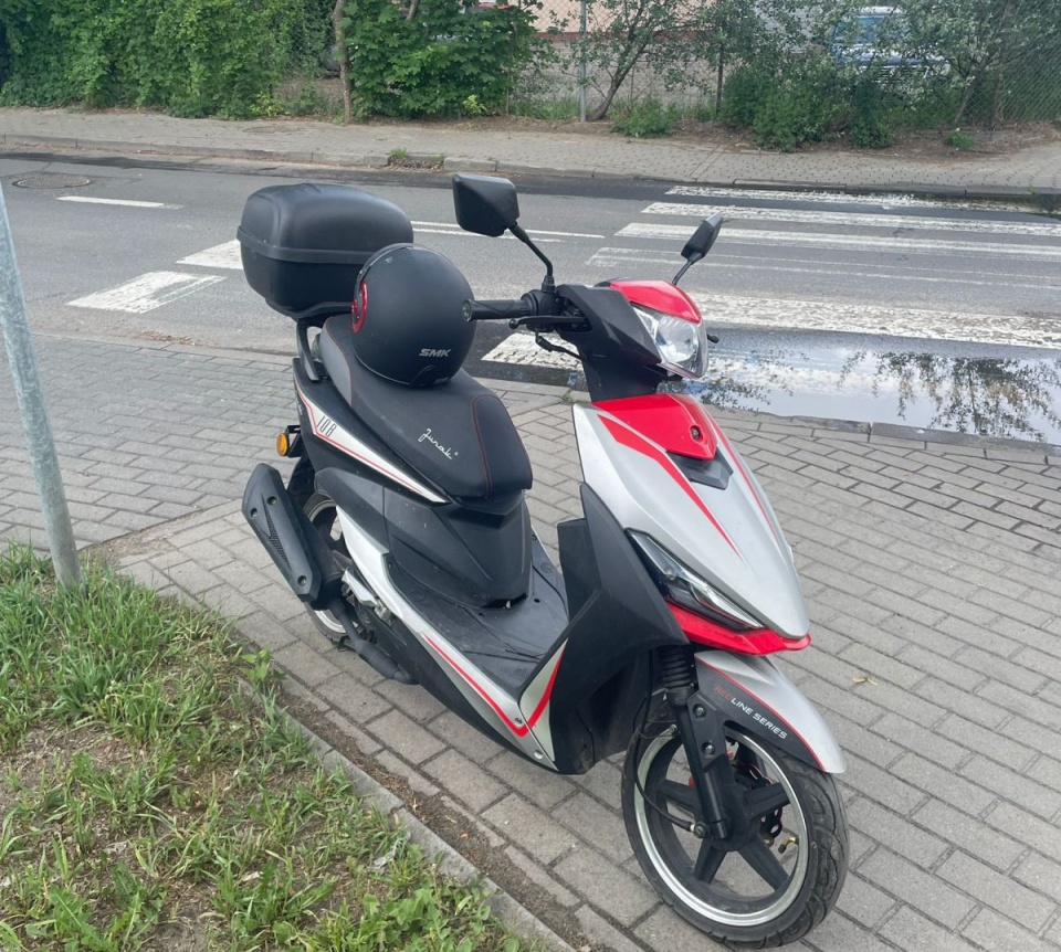 Pijany motorowerzysta przewrócił się na jezdni. Miał 3 promile i sądowy zakaz/fot. KMP w Grudziądzu