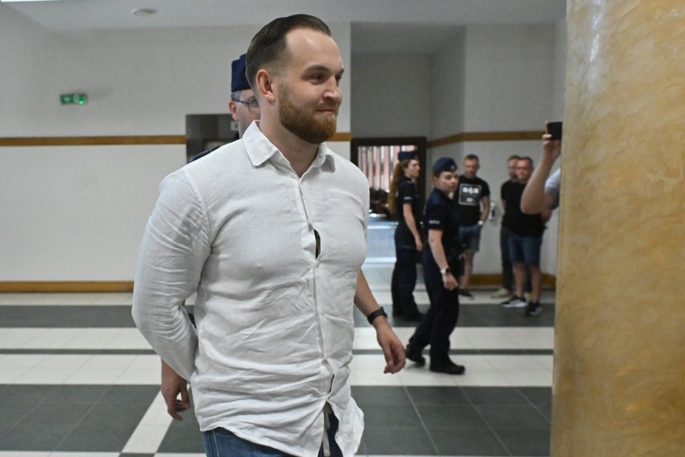Oskarżony Dawid Mirkowski w siedzibie Sądu Okręgowego w Warszawie. 9 czerwca sąd wydał wyrok w sprawie głównego oskarżonego o zabójstwo 29-latka na warszawskim Nowym Świecie. Dawid Mirkowski został uznany za winnego i skazany na 25 lat więzienia/fot. PAP/Piotr Nowak