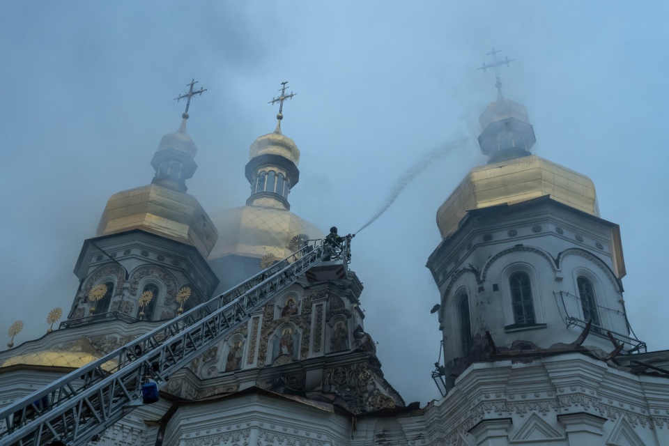 Zniszczenia po rosyjskim ataku na Kijów. Co najmniej 18 osób zostało rannych a historyczny klasztor Ławra Peczerska w Kijowie stanął w płomieniach w rezultacie zmasowanego ataku rosyjskich rakiet i dronów /fot. PAP/Vladyslav Musiienko