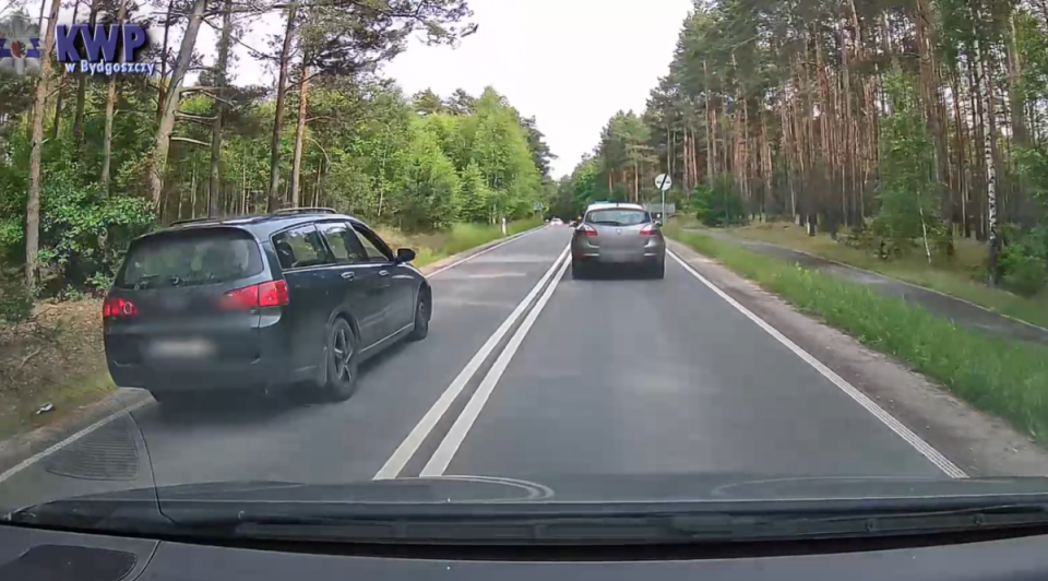 Wyprzedzał na trzeciego, do czołowego zderzenia było blisko. Ford zjechał na pobocze [wideo]