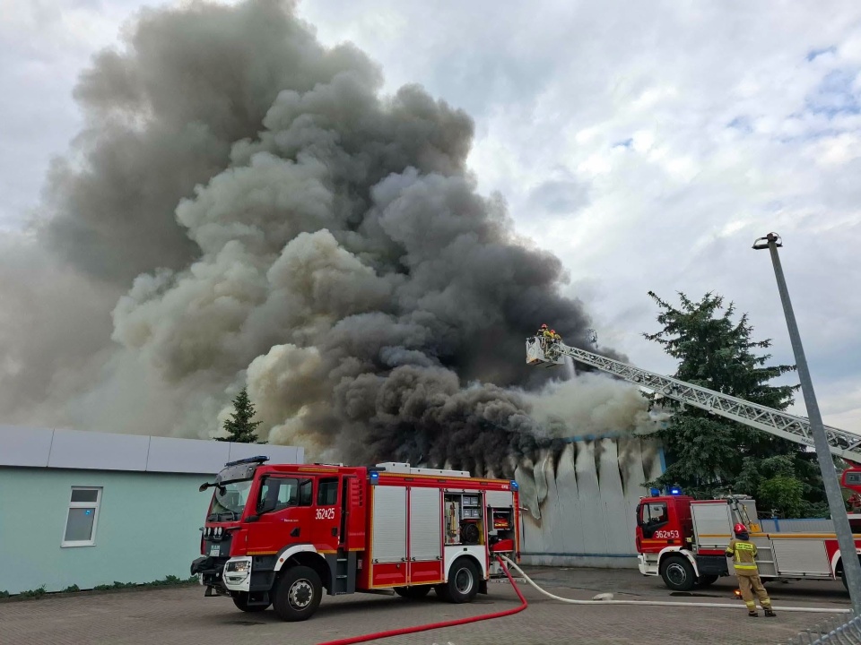 Ogień pojawił się w hali jednego z zakładów na ulicy Barskiej we Włocławku/fot. OSP KSRG Bogucin