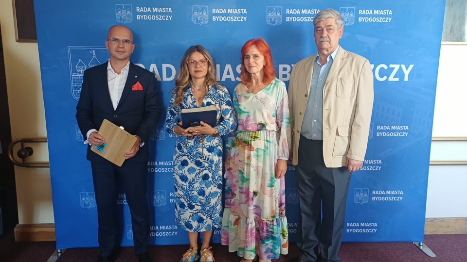 Od lewej: radny Jakub Mikołajczak, przewodnicząca Rady Miasta Monika Matowska, wiceprzewodnicząca RM Elżbieta Rusielewicz, wiceprzewodniczący RM Kazimierz Drozd podczas konferencji na temat udziału mieszkańców w nadzwyczajnej sesji Rady Miasta Bydgoszczy / Fot. Katarzyna Bogucka