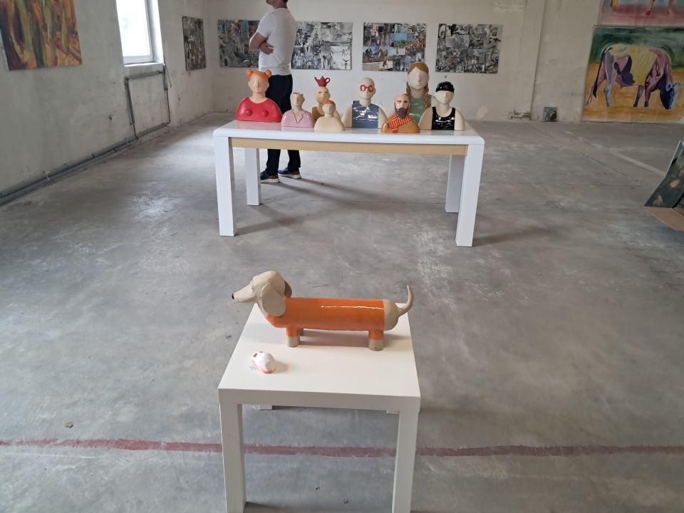 Dorota Piekarczyk z Poznania prezentuje rzeźby ceramiczne. Cała uwaga skupiona jest na jamniku/fot. Ewa Dąbska-Wieczorkowska