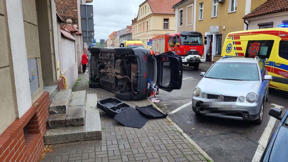 Po dramatycznej eskapadzie auto wjechało na schody i dachowało/fot. Policja/archiwum