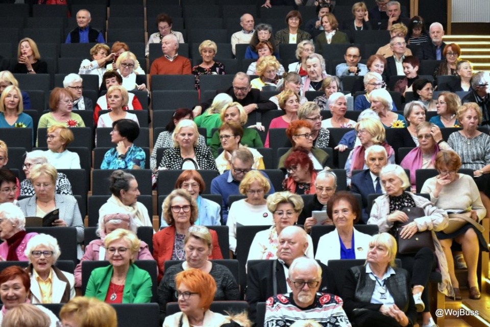 Toruński Uniwersytet Trzeciego Wieku współpracuje z partnerami ze Słowacji i Rumunii, by stworzyć artystyczny projekt, łączący pokolenia/ Fot. TUTW
