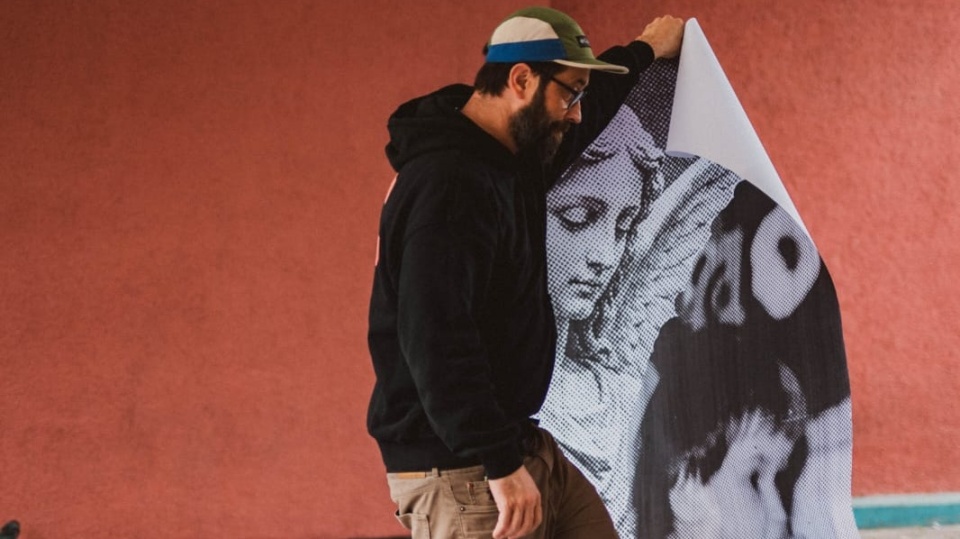Piotr Pauk tworzy mural na toruńskim Rubinkowie/fot. Julia Marszewska