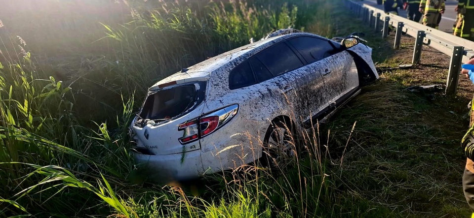 Dachowanie samochodu osobowego na A1 w Kujawsko-Pomorskiem. Jedna osoba została ranna/Fot. KM PSP we Włocławku