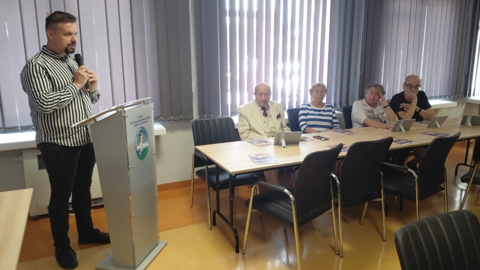 Seniorzy w Ciechocinku uczą się korzystać z nowych technologii/fot. Radosław Jagieła