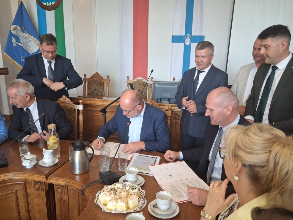 W Urzędzie Miasta Tucholi podpisano umowę z urzędem marszałkowskim na dofinansowanie remontu nawierzchni drogi od miejscowości Trzebciny w stronę Tucholi/ Fot. Damian Klich