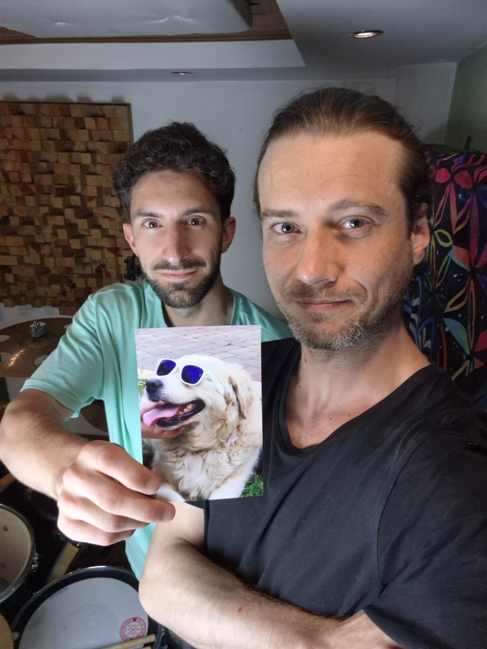 Od prawej: Filip Hoppe i Wiktor Kardasiński z zespołu Óbik i pies Filipa ‐ Gaja/fot. materiały prywatne