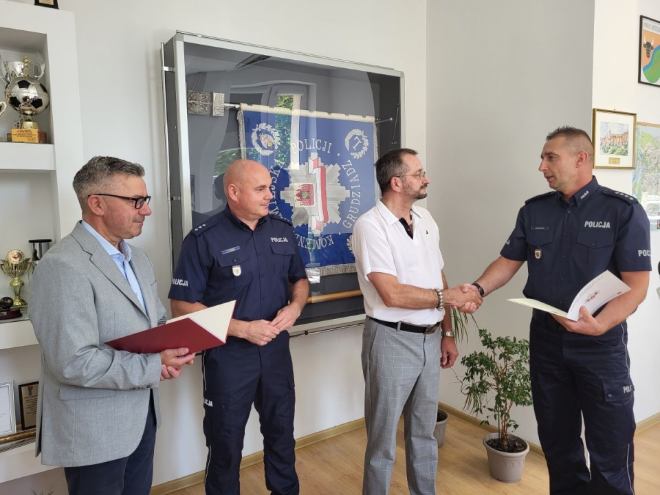 Grudziądzcy policjanci oficjalnie pogratulowali odważnemu kierowcy miejskiego autobusu/ Fot. KMP w Grudziądzu