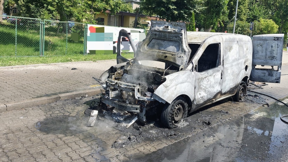 Pożar osobówki na ul. Jagiellońskiej w Bydgoszczy/fot. KM PSP Bydgoszcz