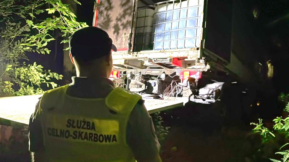 Kierowca uciekał ciężarówką m.in. ulicami Aleksandrowa Kujawskiego. Potem porzucił ją w lesie. / Fot. KAS