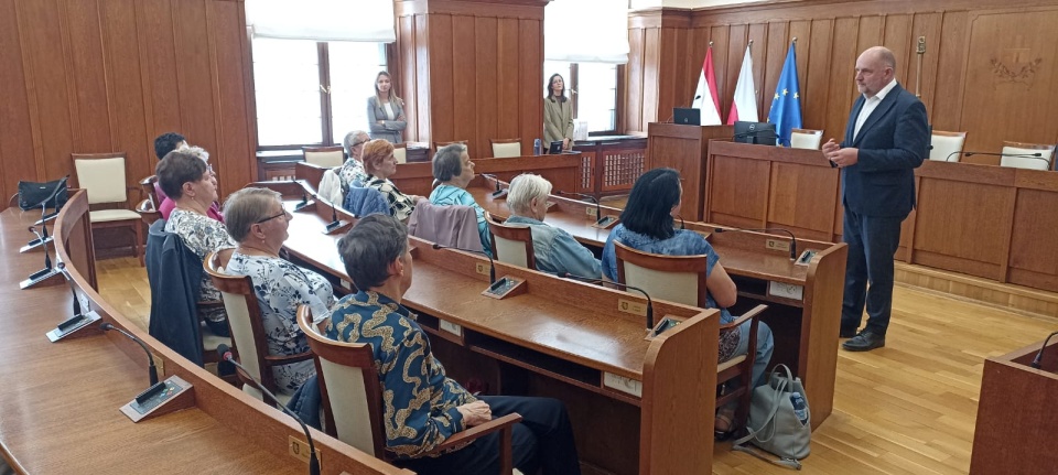 Seniorzy z Trzebczyka wzięli udział w lekcji samorządowej /fot. Monika Kaczyńska