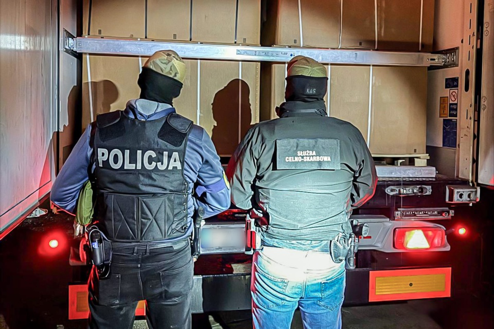 Funkcjonariusze Centralnego Biura Śledczego Policji, Komendy Miejskiej Policji w Bydgoszczy oraz Kujawsko-Pomorskiego Urzędu Celno-Skarbowego w Toruniu zabezpieczyli ponad 15 ton pociętego tytoniu i 88 tys. papierosów bez polskich znaków akcyzy/ Fot. CBŚP