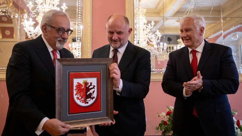 Na zdjęciu od lewej: dyrektor MIChA PAN prof. dr hab. Bogusław Buszewski, marszałek województwa kujawsko-pomorskiego Piotr Całbecki i prezes PAN prof. dr hab. Marek Konarzewski/fot. PAP/Agnieszka Bielecka
